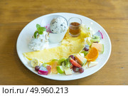 fruit crape cake. Стоковое фото, агентство Ingram Publishing / Фотобанк Лори