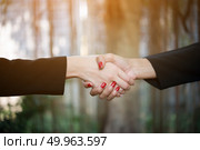 Close-up of business people shaking hands for completely busines. Close-up of business people shaking hands for completely business together. Стоковое фото, агентство Ingram Publishing / Фотобанк Лори