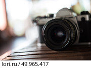 Vintage film camera on wooden table. Retro style. Стоковое фото, агентство Ingram Publishing / Фотобанк Лори