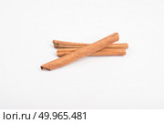 Cinnamon sticks isolated on white background.. Cinnamon sticks isolated on white background. Стоковое фото, агентство Ingram Publishing / Фотобанк Лори