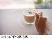 Woman’s hand with  cup of coffee  in cafe. Coffee break time con. Woman’s hand with  cup of coffee  in cafe. Coffee break time concept. Стоковое фото, агентство Ingram Publishing / Фотобанк Лори