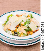 Caesar salad with bacon and chicken, mediterranean cuisine. Стоковое фото, агентство Ingram Publishing / Фотобанк Лори