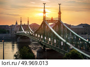 Sun over Budapest Liberty Bridge in the morning, Hungary. Стоковое фото, агентство Ingram Publishing / Фотобанк Лори