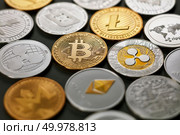 LTC, ETH, BTC, XMR, XRP gold and silver coins, crypto currency. Pattern of coins on a dark background. Business concept. Top view. Set of different gold and silver coins of crypto-currencies on a dark background with bright light. Top view. Стоковое фото, агентство Ingram Publishing / Фотобанк Лори