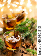 Mulled cider with cinnamon, cloves and anise. Traditional Christmas drink. Стоковое фото, агентство Ingram Publishing / Фотобанк Лори
