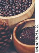 coffee beans on wooden background, arabica coffee, vintage filter image. Стоковое фото, агентство Ingram Publishing / Фотобанк Лори