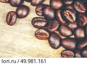 coffee beans on wooden background, arabica coffee, vintage filter image. Стоковое фото, агентство Ingram Publishing / Фотобанк Лори