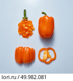 Organic background made of differents slices of yellow bell pepper isolated on gray background, flat lay. Crispy delicious yellow bell peppers in the form of different cuts on a gray background. Стоковое фото, агентство Ingram Publishing / Фотобанк Лори