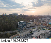 Panoramic view of St. Andrew’s Church on the Andreev Mountain and the St. Michael’s Monastery of the Golden Domes, the Ministry of the Interior and the Postal Square with St. Elijah Church in Kiev, Ukraine. Photo by drone. view of St. Andrew’s Church and the St. Michael’s Monastery of the Golden Domes, the Ministry of the Interior and the Postal Square in Kyiv city. Стоковое фото, агентство Ingram Publishing / Фотобанк Лори