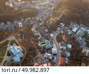 Aerial panoramic view from the drone, bird’s eye view to Vozdvizhenka, National Museum of Ukrainian History, Andreevsky descent at beautiful sunset in the summer.. A bird’s eye view, aerial view shooting from drone of the Podol district, oldest historical center of Kiev, Ukraine. Стоковое фото, агентство Ingram Publishing / Фотобанк Лори