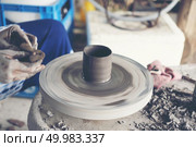 The woman’s hands close up, the masterful studio of ceramics works with clay on a potter’s wheel. Стоковое фото, агентство Ingram Publishing / Фотобанк Лори