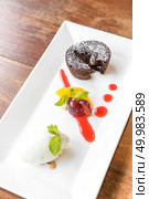 Chocolate fondant lava cake with Icecream and fresh fruit. Стоковое фото, агентство Ingram Publishing / Фотобанк Лори