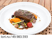 Slow cook roasted Rib with grilled vegetable. Стоковое фото, агентство Ingram Publishing / Фотобанк Лори