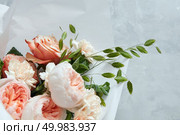 Closeup of bouquet of roses for giving as gift or present. Bouquet of roses represented over white background. Woman’s Day concept.. Roses on white background. Стоковое фото, агентство Ingram Publishing / Фотобанк Лори