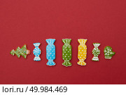 Christmas gingerbread cookies in icing on a red background with space for text. Christmas gingerbread cookies with icing. Стоковое фото, агентство Ingram Publishing / Фотобанк Лори