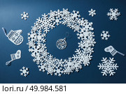 Christmas card with snowflakes and Christmas ornaments on a blue background. round frame of snowflakes. Стоковое фото, агентство Ingram Publishing / Фотобанк Лори