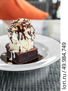 Chocolate Brownie with Ice cream and fudge. Стоковое фото, агентство Ingram Publishing / Фотобанк Лори