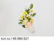 Top view of beautiful bouquet of flowers represented in pot isolated on white background. Blank space may be used for noting your ideas, emotions, etc.. Bouquet of flowers. Стоковое фото, агентство Ingram Publishing / Фотобанк Лори