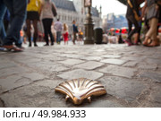 Scallop shell, emblem of St James with a crowd of people on the main square in Brussels, Belgium. St James shell in Brussels. Стоковое фото, агентство Ingram Publishing / Фотобанк Лори