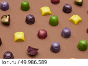 Colorful pattern made of chocolates. candies isolated on brown. Colorful pattern of candies. Стоковое фото, агентство Ingram Publishing / Фотобанк Лори