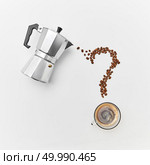 Coffee beans in the shape of question marks, a cup of strong coffee and a metal coffee maker on a gray background with space for text. Flat lay. A cup of coffee, metal coffee maker and coffee beans in the shape of a question mark on a gray background with space for text. Flat lay. Стоковое фото, агентство Ingram Publishing / Фотобанк Лори