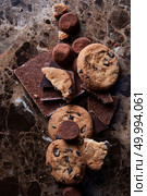 omemade chocolate candy and cookies on a marble background Drops. Chocolate chip cookies and chocolates. Стоковое фото, агентство Ingram Publishing / Фотобанк Лори