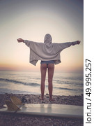 Beautiful female Surfer looking for the waves. Стоковое фото, агентство Ingram Publishing / Фотобанк Лори