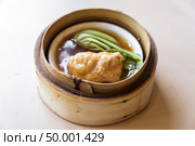 Chinese dim sum in wooden basket. Стоковое фото, агентство Ingram Publishing / Фотобанк Лори