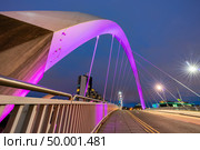 Clyde Arc Bridge along River Clyde Sunset twilight at Glasgow city Scotland UK. Стоковое фото, агентство Ingram Publishing / Фотобанк Лори