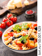 Minestrone, italian vegetarian soup with pasta and vegetables. Стоковое фото, агентство Ingram Publishing / Фотобанк Лори