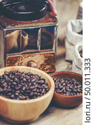 Smell of freshly grinded coffee. Стоковое фото, агентство Ingram Publishing / Фотобанк Лори