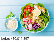 Bowl with grilled chicken meat, bulgur  and fresh vegetable salad of radish, tomatoes, avocado, kale and spinach leaves. Healthy and delicious summer lunch. Top view. Стоковое фото, агентство Ingram Publishing / Фотобанк Лори