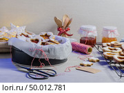 Homebaked Christmas Cookies With fruit Jam filling and Icing Sugar. Стоковое фото, агентство Ingram Publishing / Фотобанк Лори