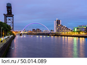 Clyde Arc Bridge along River Clyde Sunset twilight at Glasgow city Scotland UK. Стоковое фото, агентство Ingram Publishing / Фотобанк Лори