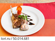 Grilled Lamb chop with garlic. Стоковое фото, агентство Ingram Publishing / Фотобанк Лори