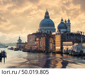 Clouds over cathedral of Santa Maria della Salute in Venice. Стоковое фото, агентство Ingram Publishing / Фотобанк Лори