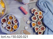 Homebaked Christmas Cookies With fruit Jam filling and Icing Sugar. Стоковое фото, агентство Ingram Publishing / Фотобанк Лори