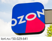 Вывеска компании OZON на фоне неба (крупный план) Редакционное фото, фотограф E. O. / Фотобанк Лори