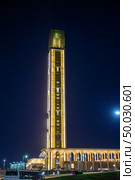 Night view of minaret of grand, mosque in Algeria, tallest in the world, with Arab-Muslim decor. Algeria. Стоковое фото, фотограф Евгений Ткачёв / Фотобанк Лори