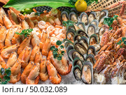 Fresh Seafood on ice in buffet line. Стоковое фото, агентство Ingram Publishing / Фотобанк Лори
