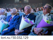 June 16, 2023. Belarus, Gomel. Public event. Spectators in the hall with flowers. Редакционное фото, фотограф Лазаренко Светлана / Фотобанк Лори