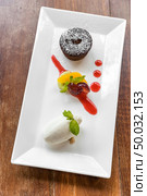 Chocolate fondant lava cake with Icecream and fresh fruit. Стоковое фото, агентство Ingram Publishing / Фотобанк Лори