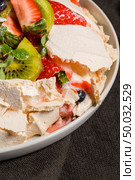 Pavlova cake with fresh blueberries, strawberries and kiwi. Стоковое фото, агентство Ingram Publishing / Фотобанк Лори