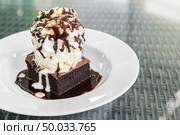 Chocolate Brownie with Ice cream and fudge. Стоковое фото, агентство Ingram Publishing / Фотобанк Лори