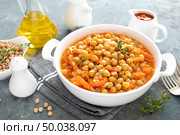 Chana Masala, spicy chickpea curry with carrot and onion in tomato sauce. Vegetarian dish for lunch. Indian cuisine. Стоковое фото, агентство Ingram Publishing / Фотобанк Лори