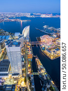 Aerial view of panoramic modern city in Yokohama City Japan with blue hour after sunset in th evening. Yokohama is the second largest city in Japan by population. Стоковое фото, агентство Ingram Publishing / Фотобанк Лори