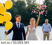Свадебная церемония на фоне природы с воздушными шарами и лепестками роз. Стоковое AI-изображение, AI-художник Сергей Никифоров-Гордеев / Фотобанк Лори