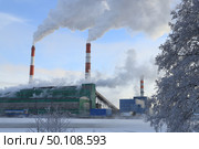 Шатурская ГРЭС окутана паром в морозный январский день. Из труб выходит густой пар высоко и поднимается высоко в небо - на фоне голубого неба. Генерация тепла в холодный зимний сезон. (2024 год). Редакционное фото, фотограф Irina Solonina / Фотобанк Лори
