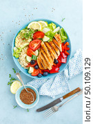 Lunch bowl with grillet chicken breast, fillet, bulgur and fresh vegetable salad. Стоковое фото, агентство Ingram Publishing / Фотобанк Лори