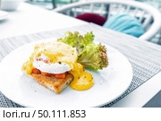 gourmet Salmon egg benedict in white plate. Стоковое фото, агентство Ingram Publishing / Фотобанк Лори